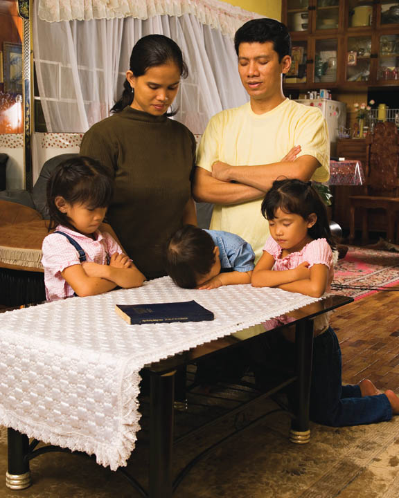 How Family Prayer Strengthens Families