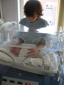 mother with baby, who is in incubator